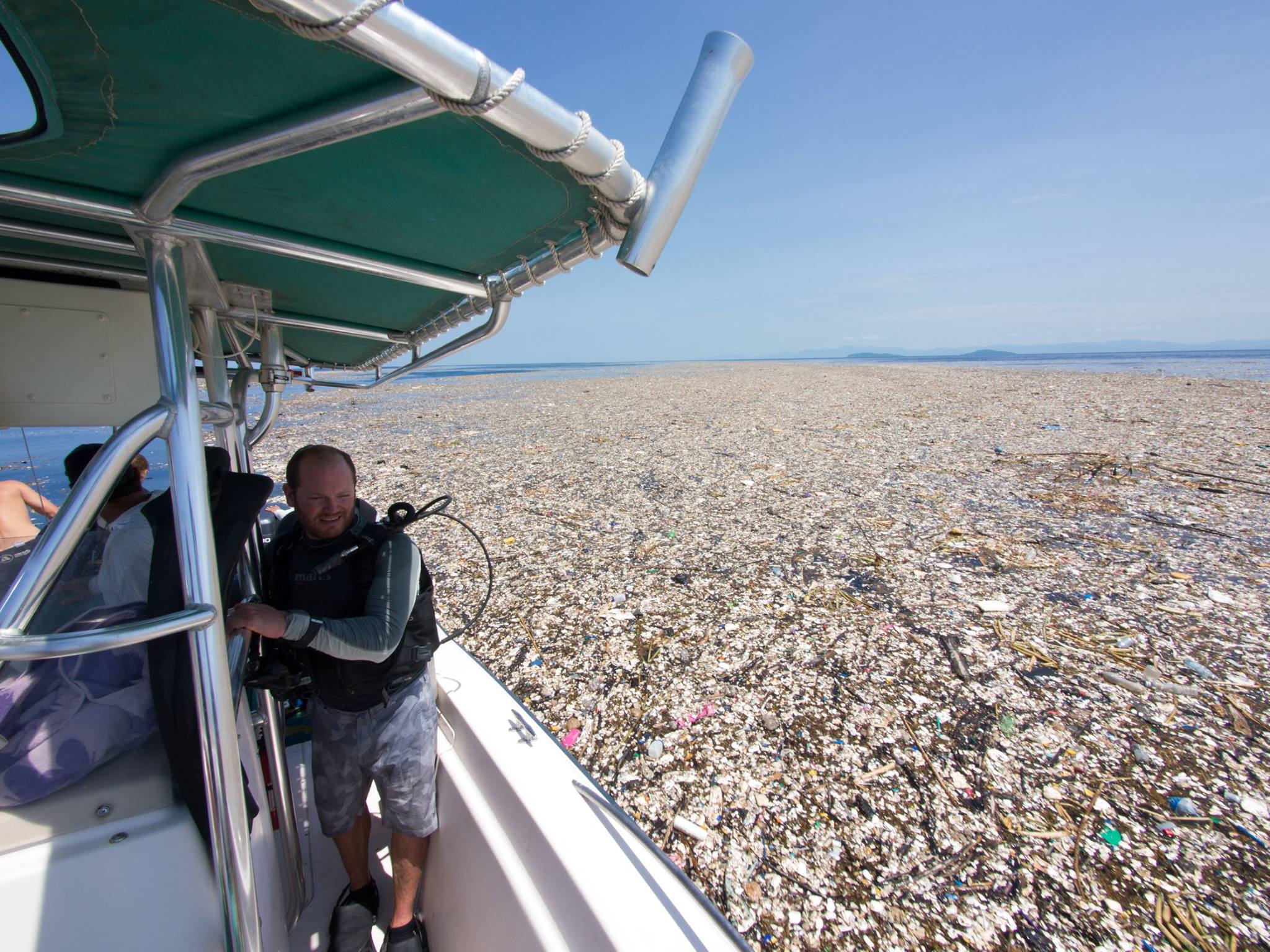 Uittrekken jongen Ongunstig Schokkende beelden tonen zee van plastic in tropisch paradijs - Duiken  Magazine