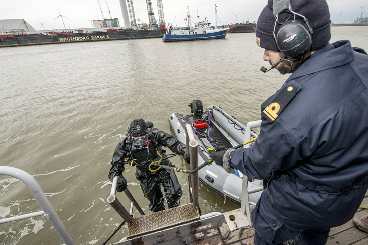 Explosievenruimers en duikers maken Eemshaven ‘bomvrij’
