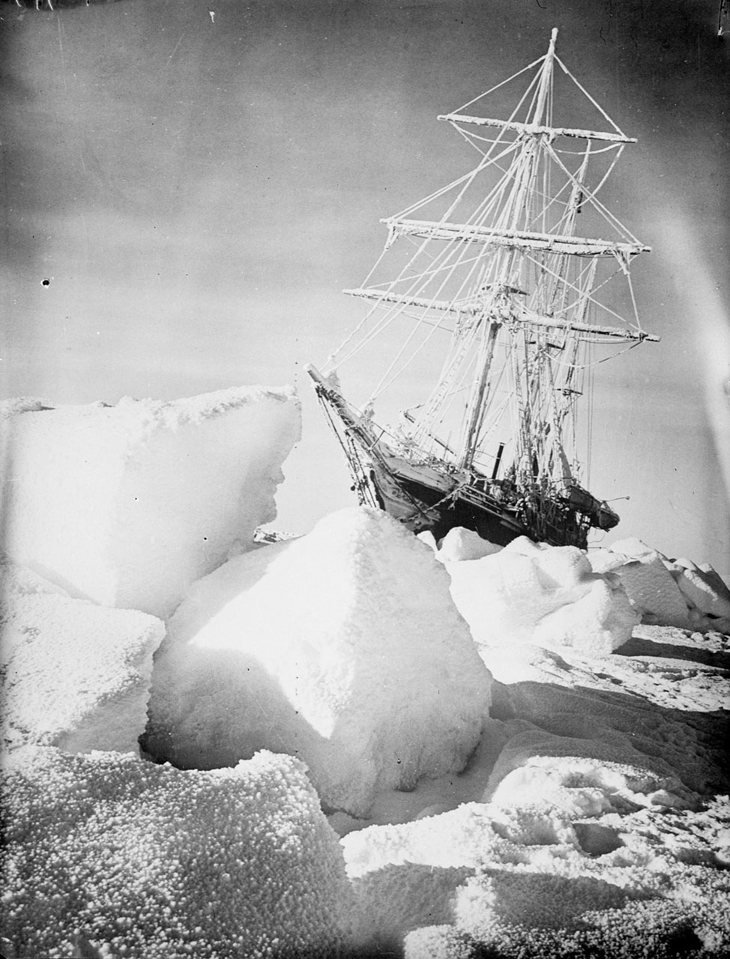 De Endurance in 1915, vast in het ijs.