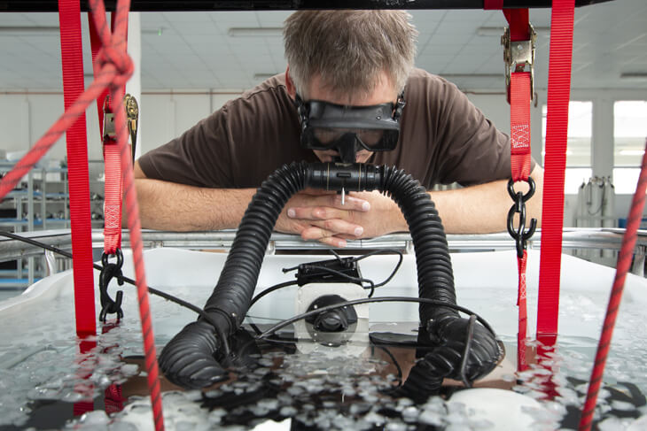 Fabrikant van Tsjechische duikuitrusting maakt beademingsapparatuur