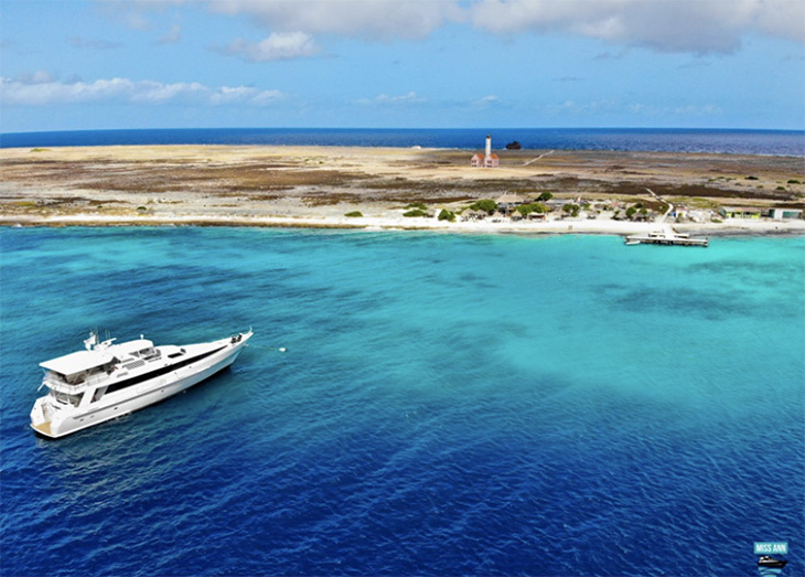 Miss Ann Boat Trips: Met een luxe jacht naar Klein Curaçao zonder gesleep van duikmateriaal